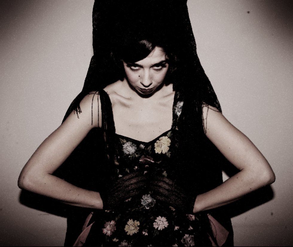 Julia de Castro. Inspirada por el espíritu contestatario de las cupletistas, la artista se alió con el contrabajista Miguel Rodrigáñez para formar el dúo De la Puríssima entrado el siglo XXI. A medio camino entre el documental y la performance, Javier Giner capturó su espíritu subversivo y gamberro en la cinta de 2015 ‘Anatomía de una criminal’.