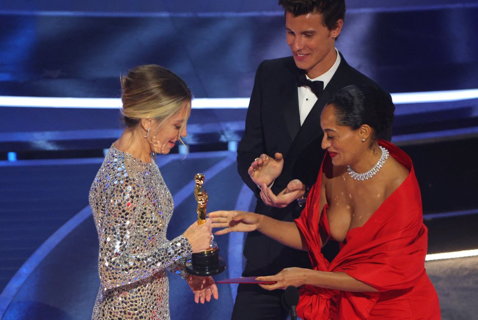 Sian Heder acepta el Oscar al Mejor Guión Adaptado por 'CODA' de los presentadores Tracee Ellis Ross y Shawn Mendes.