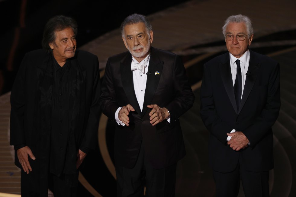 El actor Al Pacino, el director Francis Ford Coppola y el actor estadounidense Robert De Niro reciben una ovación de pie.