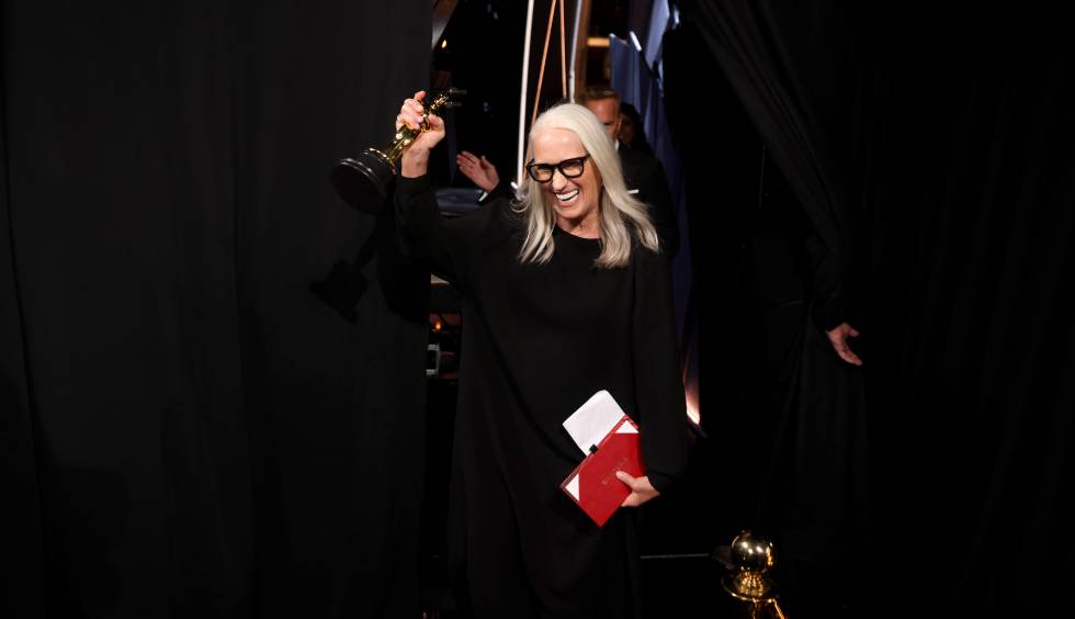 La actriz Jane Campion, tras recibir el acepta el Oscar a mejor dirección por 'El poder del perro'.