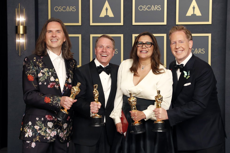 Byron Howard, Clark Spencer, Yvett Merino y Jared Bush, ganadores del Oscar en la categoría de mejor largometraje de animación por 'Encanto'