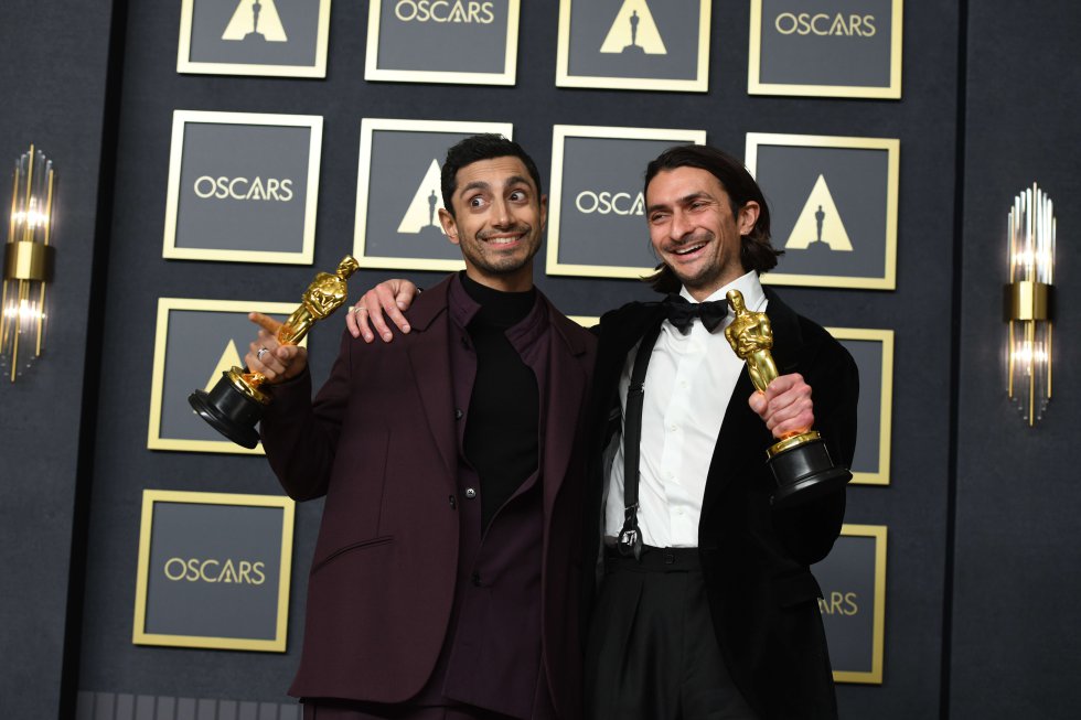 Riz Ahmed y Aneil Karia posan con sus estatuillas por 'The Long Goodbye', mejor corto de ficción de la gala.