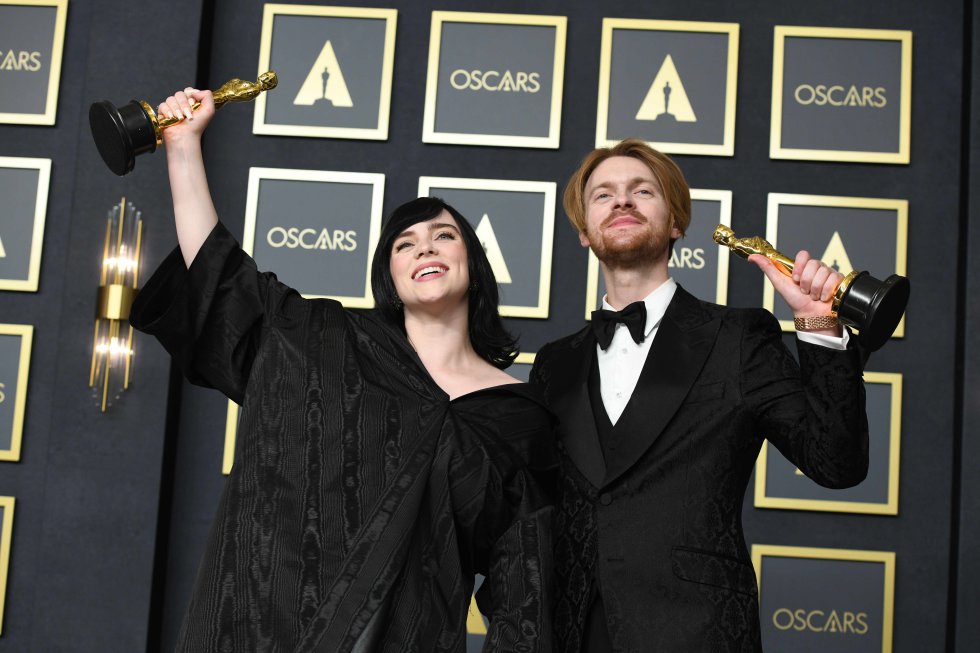 Billie Eilish y Finneas O’Connell, ganadores del Oscar a mejor canción original por 'No Time to Die'.