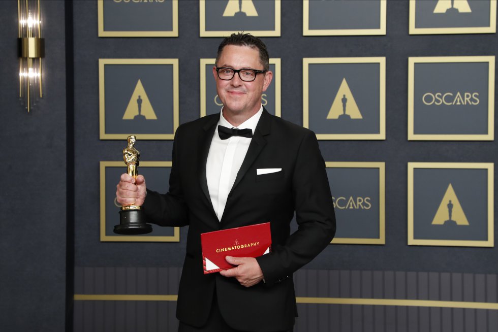 El ganador del Oscar a mejor fotografía, Greig Fraser, posa ante los medios.