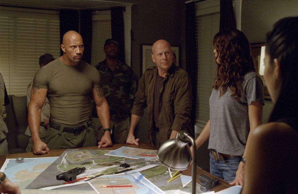 Dwayne Johnson (a la izquierda) y Bruce Willis, en 'G.I. Joe, la venganza', película de Jon M. Chu.