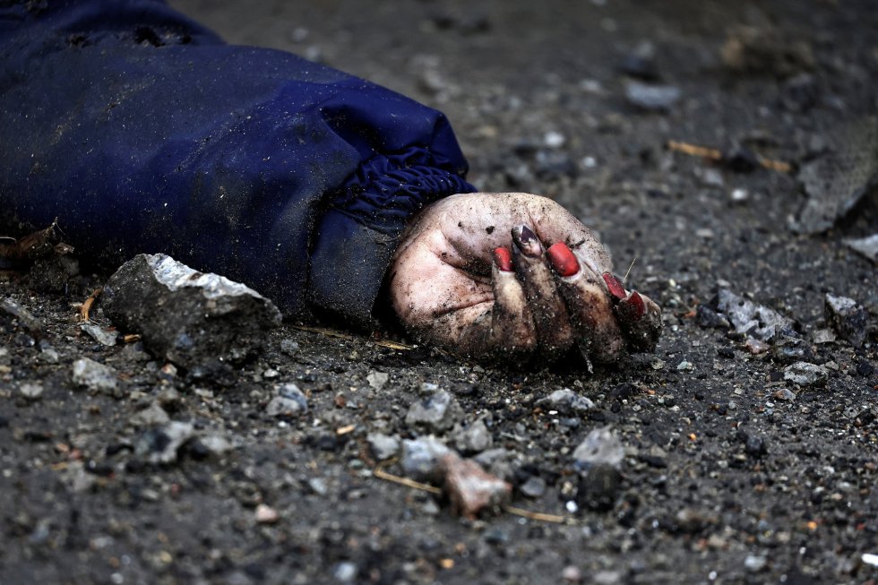 Detalle de la mano de una mujer asesinada en una calle de Bucha, el sábado. "Consternado por las inquietantes imágenes de las atrocidades cometidas por el Ejército ruso en la región liberada de Kiev", dijo Michel a través de su cuenta en Twitter.