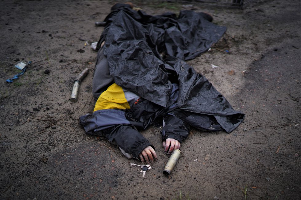 Un cuerpo abandonado en una calle de Bucha, el domingo. Alrededor de 537.000 ucranios han regresado a su país desde el inicio de la invasión rusa el 24 de febrero, según ha afirmado este domingo el Ministerio ucranio del Interior, citando los datos del servicio nacional de fronteras.