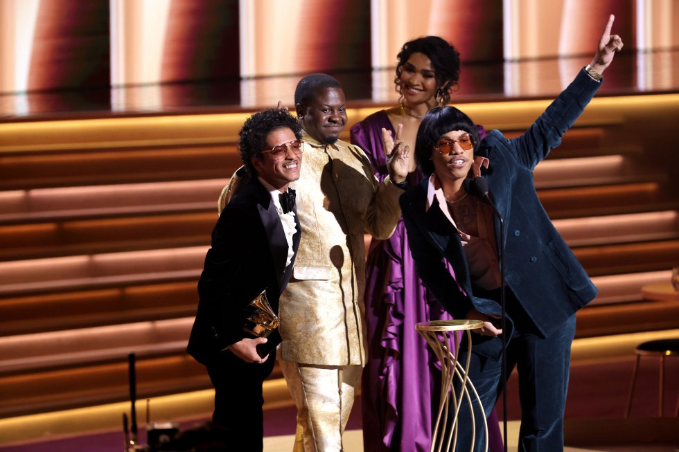 El primer gran premio de la noche, el de Mejor canción del año, fue para Silk Sonic, el dúo compuesto por Bruno Mars y Anderson Paak, por el tema 'Leave the Door Open'. El grupo también se llevó el premio de Mejor grabación.