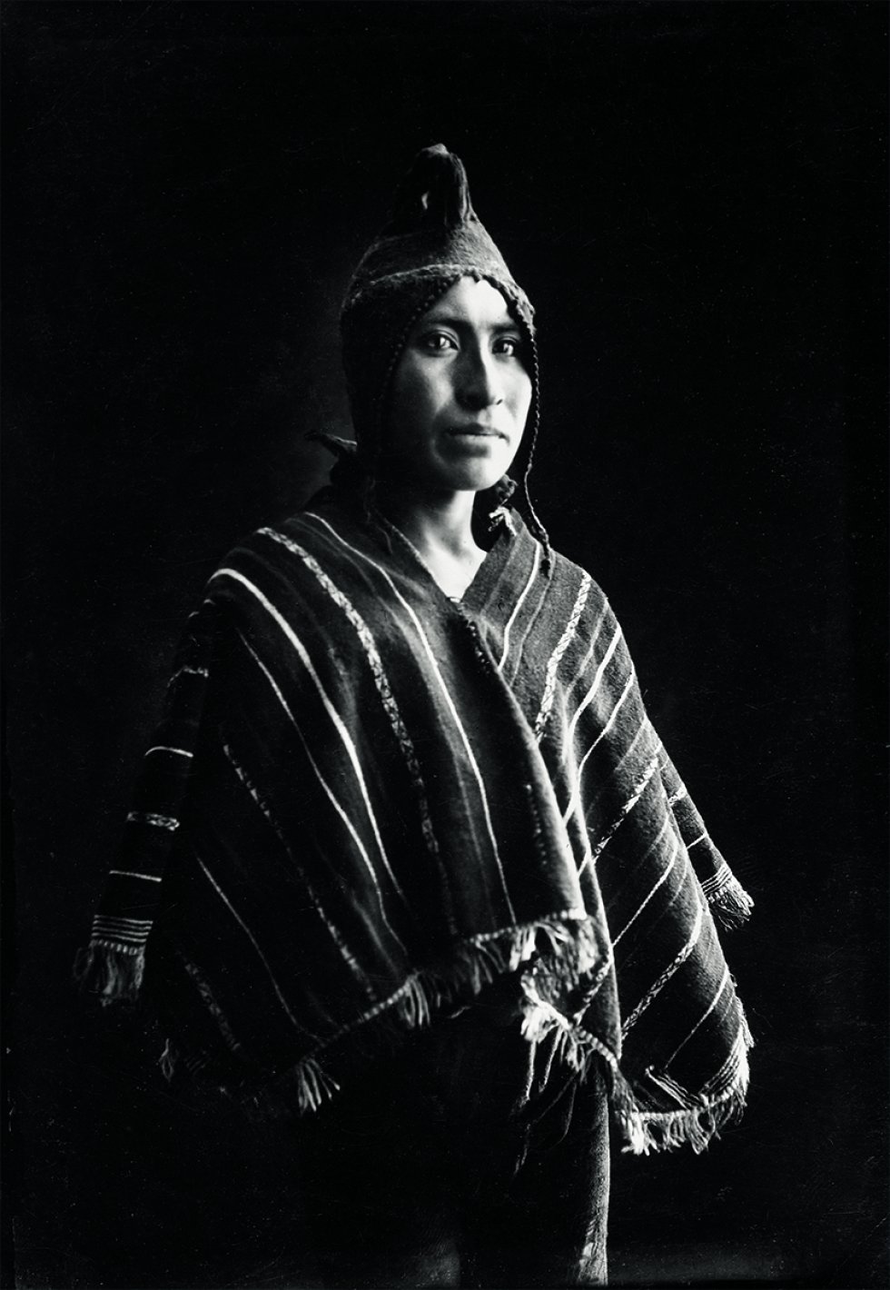 Joven indígena en el estudio. ca. 1923. 