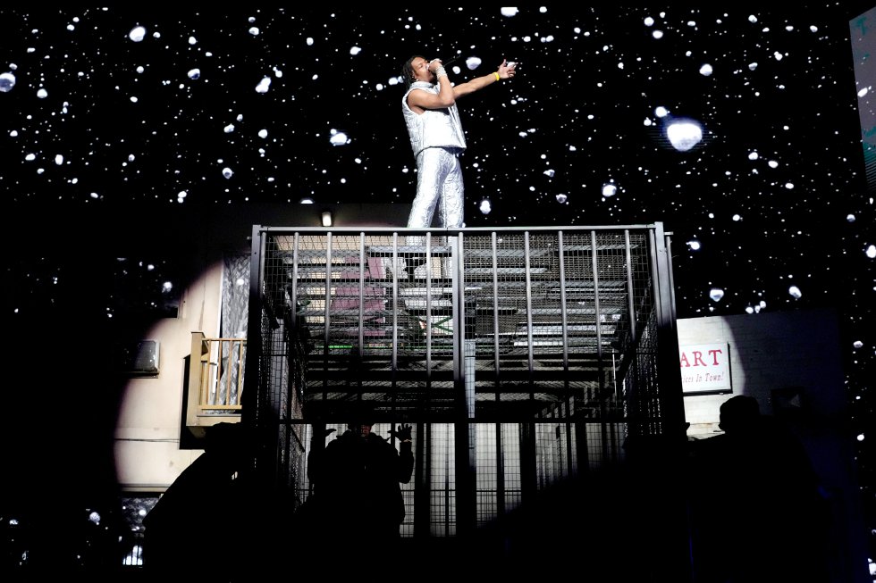 El rapero Lil Baby subido a una plataforma durante su concierto en el escenario principal.