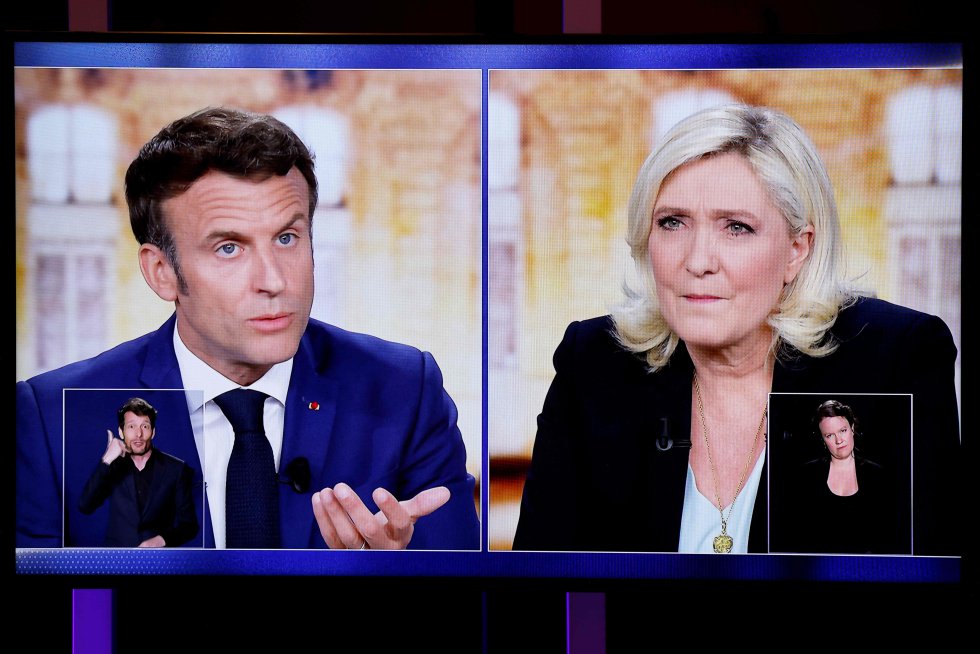 No se puede decir que Macron y Le Pen hayan sido poco concretos en el arranque del debate. Están entrando en los detalles de sus programas electorales económicos, desde el salario mínimo hasta las contribuciones de las empresas a la seguridad social. Ambos son conscientes de que muchos millones de franceses llegan ahogados a fin de mes y que buscar fórmulas para aumentar el poder adquisitivo es esencial. Marine le Pen insiste en que será capaz de subir los salarios un 10%, mientras que Macron dice que es sencillamente imposible. La candidata de la ultraderecha insiste en que tiene una piedra filosofal para detener el avance galopante de la inflación: salir del mercado eléctrico europeo. La idea de alejarse de Europa forma parte del ideario tradicional del Reagrupamiento Nacional.