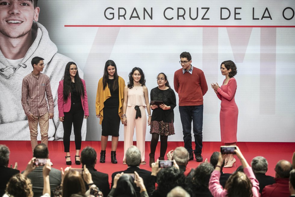 Isabel Díaz Ayuso hace entrega de la Gran Cruz de la Orden del 2 de Mayo a los jóvenes de Madrid por su actitud durante la pandemia.