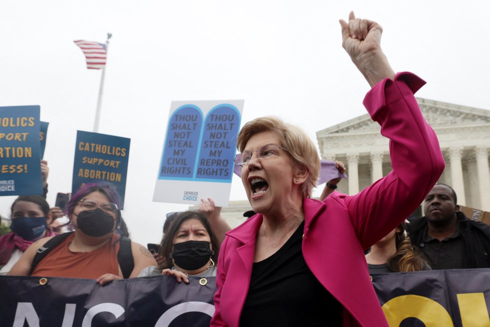 La senadora demócrata Elizabeth Warren, junto con otros senadores de su partido, se unió a las manifestaciones en defensa del derecho al aborto frente a la Suprema Corte.