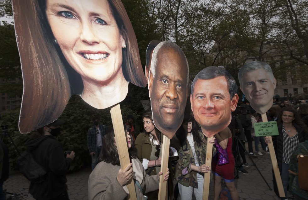 Recortes de las caras de los seis jueces que conforman la mayoría conservadora, exhibidas en Nueva York durante la manifestación a favor del derecho al aborto.