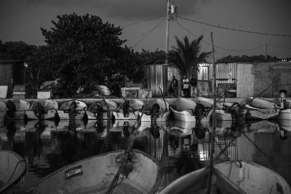 El embarcadero de Sisal antes de que amanezca, momento en el que los pescadores preparan sus embarcaciones para salir a capturar pulpo.