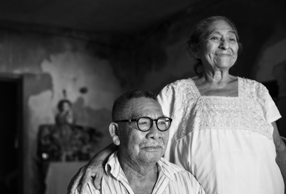 José Nazario Chuc, de casi 80 años, es uno de los primeros pescadores de Sisal. Siete de sus diez hijos se dedican a la pesca. En la foto posa con su esposa, con la que se comunica en el idioma maya.