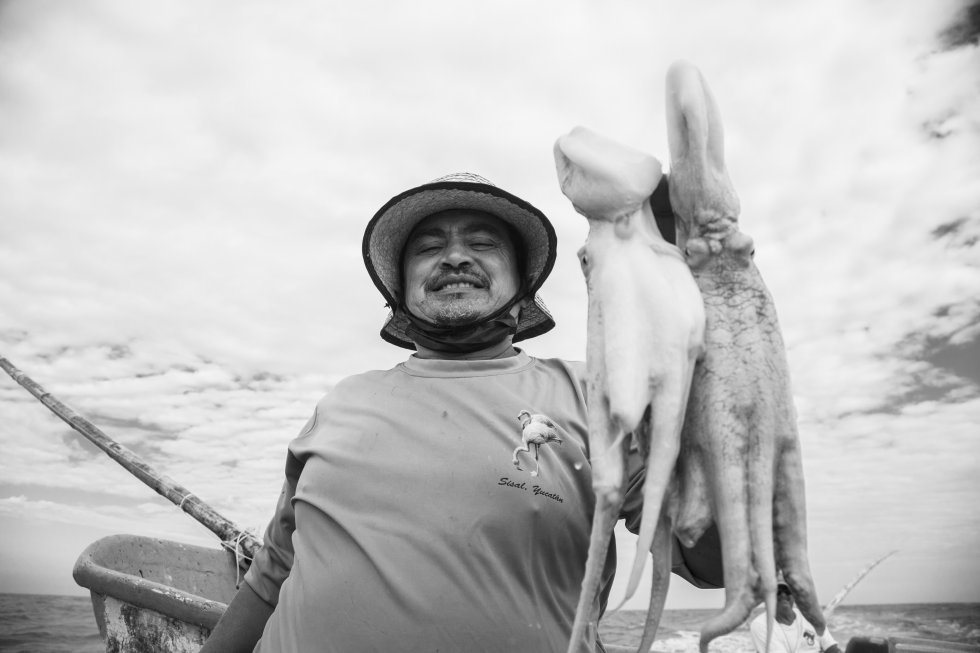 Ramiro Partenilla posa con la pesca del día, con la que no ha conseguido cubrir los gastos de gasolina de la jornada. Por cada kilo de pulpo le ofrecen 150 pesos, unos siete euros.