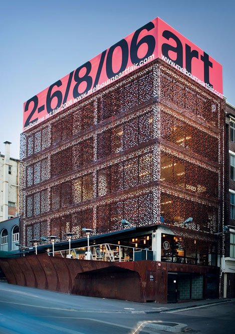 El edificio The Art Wall Commercial, en la zona de Darlinghurst, Sidney, es un trabajo de Dale Jones-Evans ( www.dje.com.au ). El edificio de oficinas está envuelto en una celosía de acero corten.