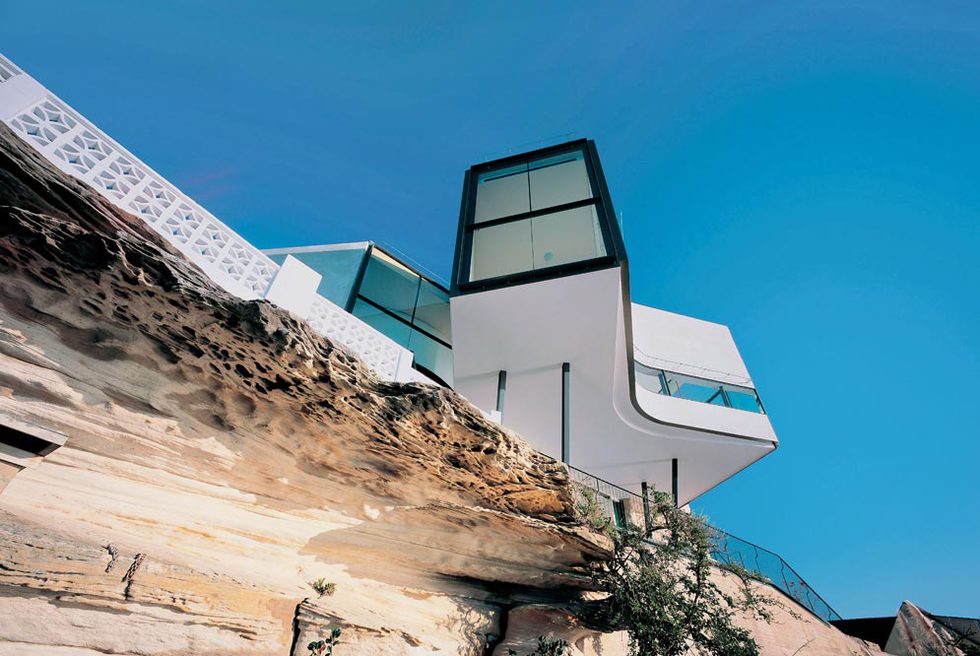 Residencia colgada en un acantilado de piedra arenisca en Dover Heights, un barrio a las afueras de Sidney (Australia), obra de Durbach Block Architects ( http:durbachblockjaggers.com ).