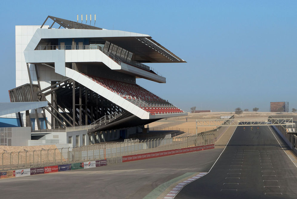 Tribuna del circuito de automovilismo de Dubai ( www.dubaiautodrome.com ), en los Emiratos Árabes, del estudio de arquitectura HOK ( www.hok.com ), levantado en medio del desierto.