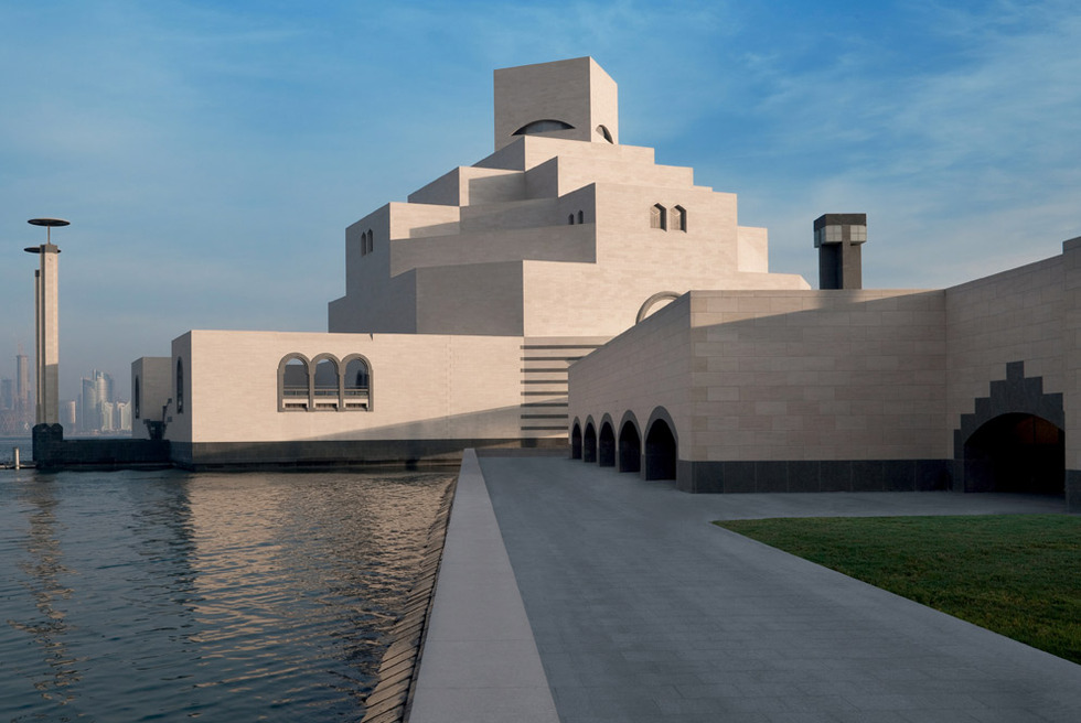 Rodeado de agua, el Museo de Arte Islámico de Doha ( www.mia.org.qa ), en Catar, es un proyecto de Ieoh Ming Pei ( www.pcf-p.com ).