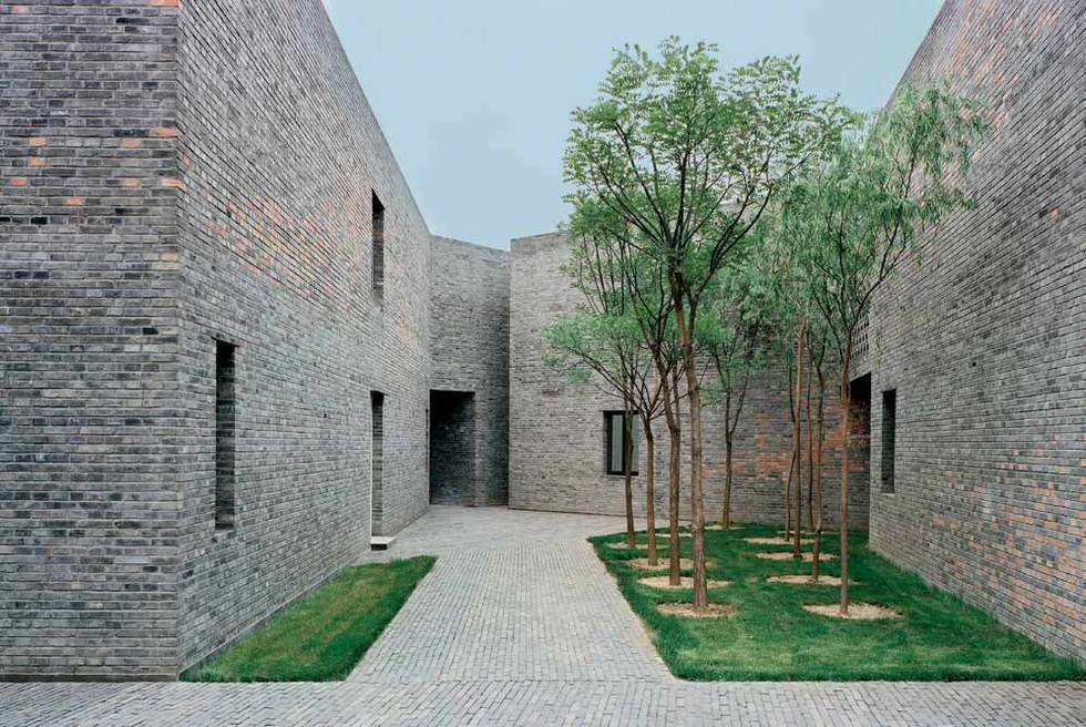 Acceso a la galería Ursmeile ( www.galerieursmeile.com ), en el distrito de Chaoyang de Beijing (China). Es un proyecto de FAKE Design, del artista chino Ai Weiwei, y forma parte de un laberíntico complejo de galerías y estudios de artistas.