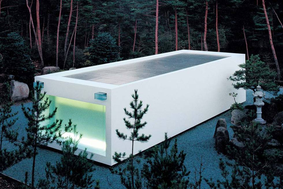 Obra de Takashi Yamaguchi & Associates ( www.yamaguchi-a.jp ) , el blanco resplandeciente de las paredes de este templo de Kyoto (Japón) contrasta con la vegetación y la grava negra que lo rodea.