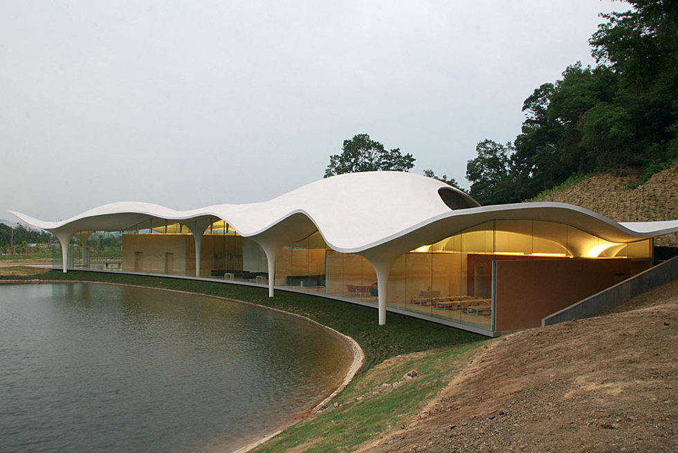 Situado entre un lago y una pendiente, el arquitecto japonés Toyo Ito ( www.toyo-ito.co.jp ) ha creado para este crematorio un fino techo de hormigón pintado de blanco (apoyado sobre columnas cónicas) que parece flotar sobre el agua.