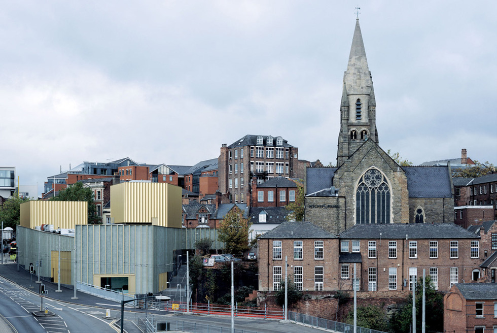 Inspirado en la fachada del almacén decimonónico Lace Market, los arquitectos Adam Caruso y Peter St John ( www.carusostjohn.com ) crearon este edificio con dos torres revestidas de aluminio anodizado de color dorado para el museo de arte moderno de Nottingham ( www.nottinghamcontemporary.org ).