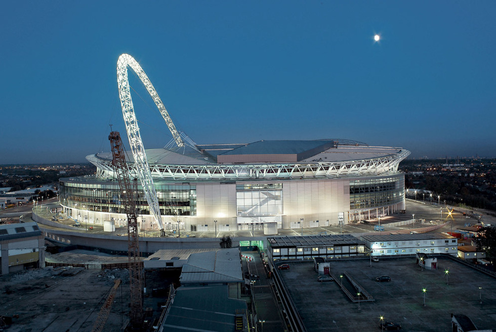 Con una capacidad para 90.000 personas y sede del equipo nacional de fútbol del Reino Unido, el de Wembley es uno de los estadios cubiertos más grandes del mundo. Norman Foster ( www.fosterandpartners.com ) ideó además un gran arco de 133 metros de altura que se ilumina de noche y se puede ver desde Londres.
