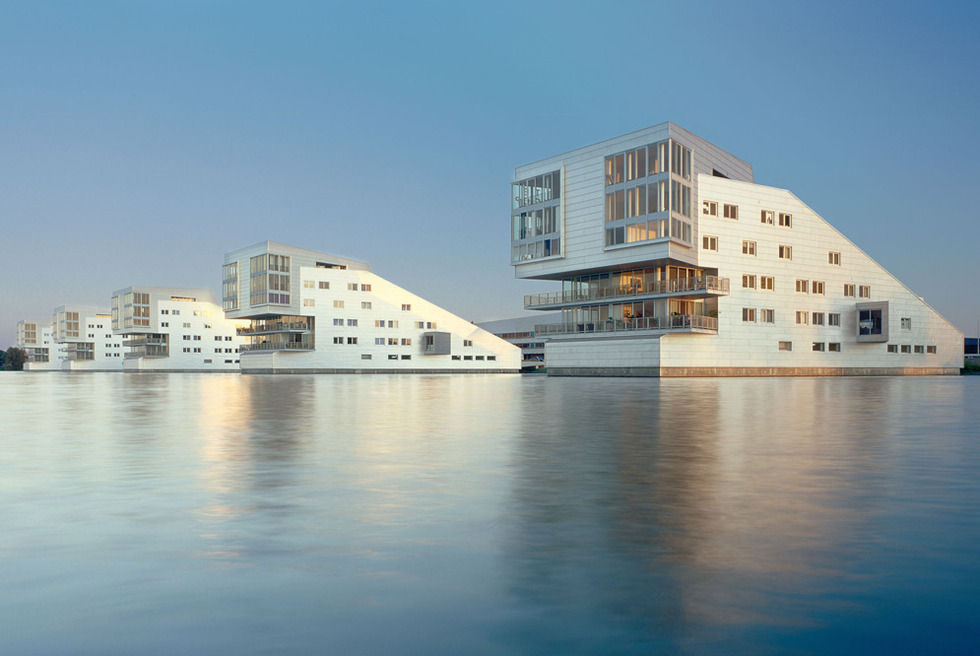 Cinco edificios de apartamentos al este de Amsterdam (Holanda), proyectados por Neutelings Riedijk Architecten ( www.neutelings-riedijk.com ). Su apodo: las esfinges.