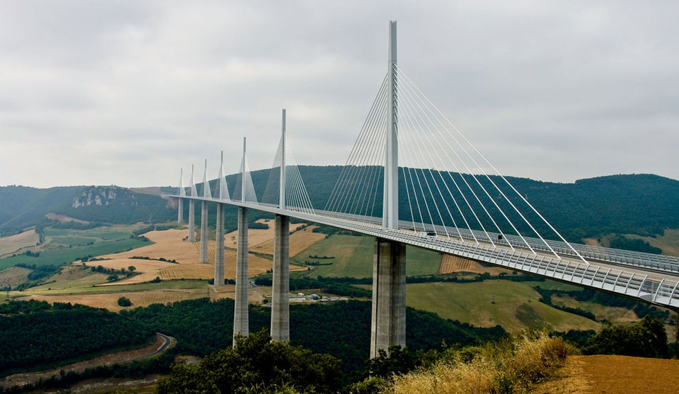 Récord mundial de altura -342 metros desde el vértice de sus siete pilares- y 2.460 metros de longitud. Proyectado por el estudio de Norman Foster ( www.fosterandpartners.com ) en colaboración con diversos ingenieros civiles, entre ellos Michel Virlogeux, coautor del proyecto.