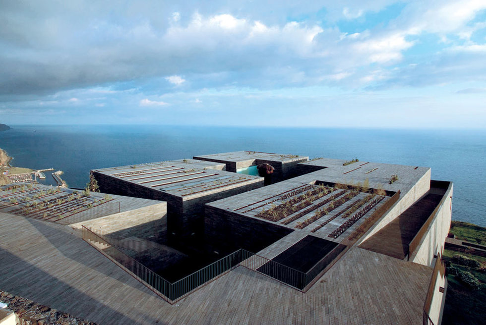 Ubicado sobre un acantilado en la costa oeste de la isla de Madeira, el Centro de Arte Casa das Mudas, obra de Paulo David ( www.paulodavidarquitecto.com ), presenta un conjunto de terrazas parceladas por cortes verticales, desde las que se accede a las galerías interiores.