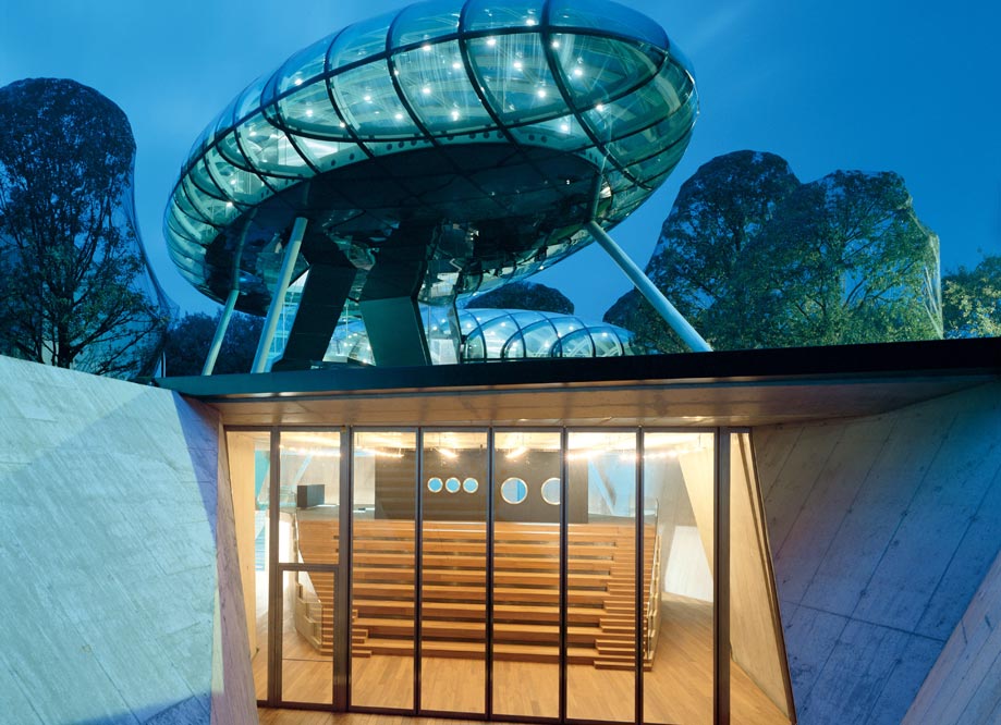 Para el centro de visitantes de la destilería Nardini (fundada en 1779), Massimiliano Fuksas ( www.fuksas.it ) proyectó dos burbujas de vidrio suspendidas (centro de investigación y laboratorios) que conectan, mediante escaleras que se sumergen en la tierra, con un segundo espacio soterrado, que incluye un auditorio y vestíbulo de acceso.