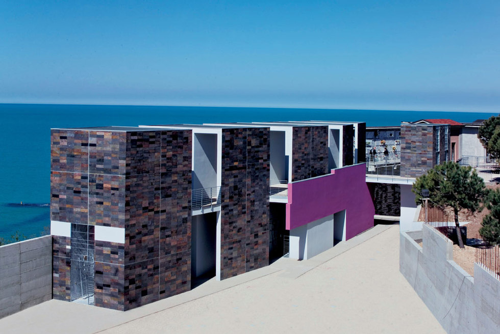 La ampliación del cementerio de Ortona, obra de Giovanni Vaccarini ( www.giovannivaccarini.it ), se asoma a la costa italiana del Adriático. Bloques longitudinales de dos plantas seccionados en cubos, entre los que se habilitan espacios para la iluminación interior.