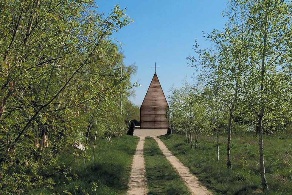 Discreto y pequeño espacio para la oración a orillas del río Vístula, en el sur de Polonia, levantado íntegramente con madera: armazón, fachadas y tejado. Solo la fachada posterior de cristal, situada tras el altar, rompe el conjunto. Es obra del estudio Beton ( http:betonon.com ).