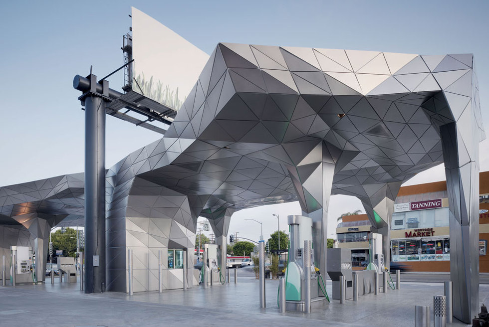 La remodelación de esta estación de servicio de los años 70, a cargo de Office dA ( www.officeda.com ) y Johnston Marklee ( www.johnstonmarklee.com ) se ha convertido en un ejemplo de sostenibilidad. Paneles solares en el tejado, sistema de reutilización del agua de lluvia y un revestimiento de piezas triangulares de acero en la estructura original que capta la luz durante el día y la reflecta por la noche ( www.thegreencurve.com ).