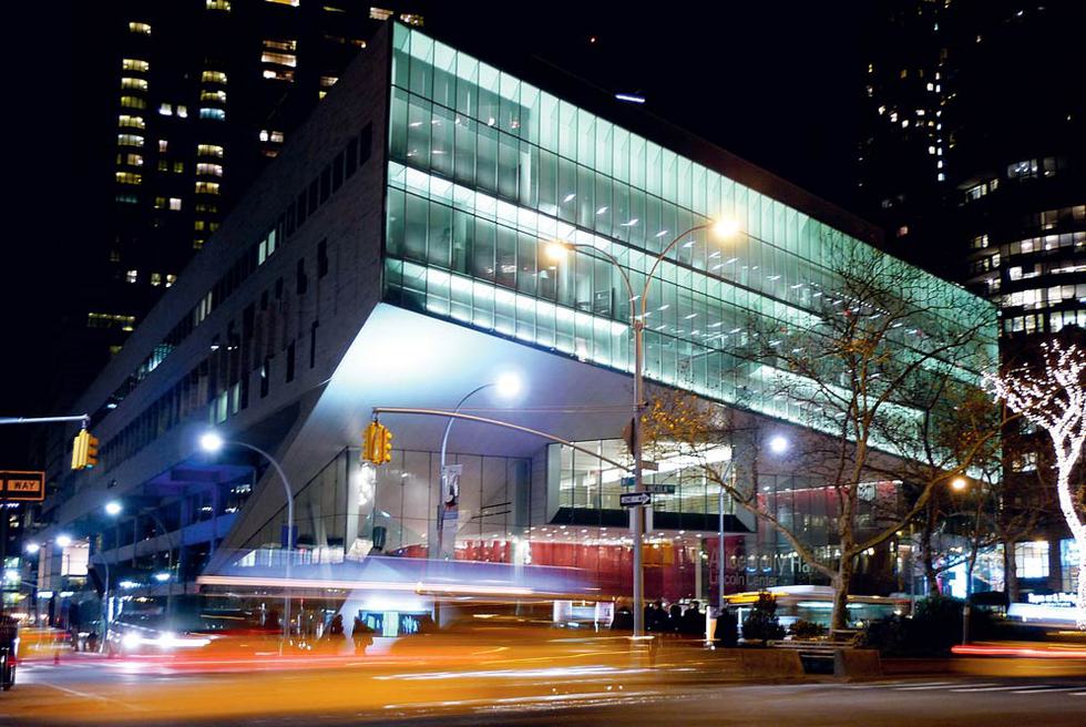 La renovación del vestíbulo del Alice Tully Hall, auditorio para conciertos de música de cámara del Lincoln Center for the Performing Arts, en Nueva York, ha sido realizada por el estudio Diller Scofidio + Renfro ( www.dsrny.com ), que también proyectó en 2009 la rehabilitación del  High Line , antigua vía de ferrocarril sobreelevada en el West Side de Manhattan.