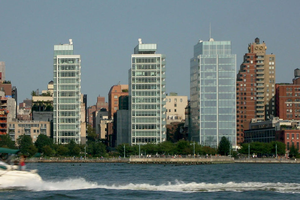 Transparencias y proporción son los rasgos que le dan carácter a los edificios de apartamentos de Charles Street, proyecto del estudio de Richard Meier ( www.richardmeier.com ) en el lado oeste de Manhattan.