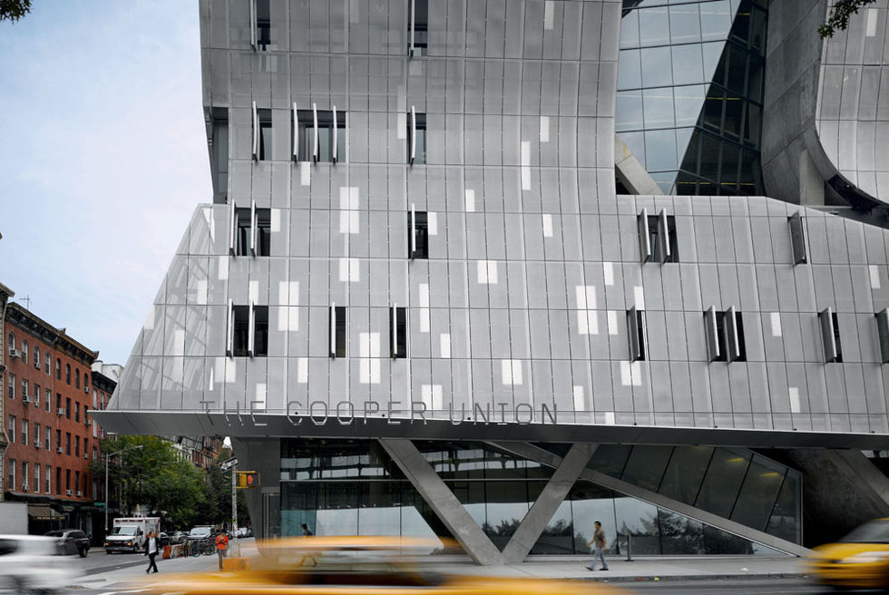 El edificio de la academia Cooper Union de Nueva York, que presenta una ondulante doble fachada exterior de acero inoxidable semitransparente sobre cristal, ha sido diseñado por el estudio de arquitectos Morphosis ( www.morphosis.com ), de Thom Maine.