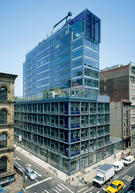 Dos bloques de apartamentos superpuestos en el Soho neoyorquino, separados por los edificios colindantes por un jardín. Obra del estudio de Jean Nouvel ( www.jeannouvel.com ), la limpia fachada de cristal de la torre superior refleja el  skyline  de Manhattan.