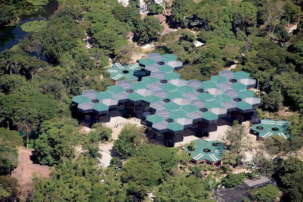 Un liviano entramado de módulos hexagonales -los llamados árboles de flor- crea una fascinante cubierta de celosías de madera cuyo fin es proteger del sol y la lluvia las orquídeas (la flor nacional de Colombia) de la colección del botánico de Medellín ( www.botanicomedellin.org ). Es un proyecto conjunto de plan:b arquitectos (Felipe Mesa y Alejandro Bernal;  www.planbarquitectura.com ) y JPRCR Arquitectos (Camilo Restrepo y JPaul Restrepo).
