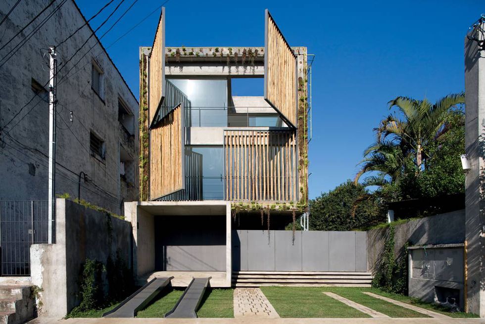 Dos puentes de metal comunican los dos edificios de oficinas rectangulares cuya mayor peculiaridad es que sus gruesas paredes de hormigón están cubiertas por plantas vivas. La fachada vegetal (según el proyecto debe llegar a cubrir todo el hormigón) recibe agua de lluvia recolectada a través de un sistema de tuberías que recorre todo el exterior. Es obra del estudio franco-brasileño Triptyque Architecture.