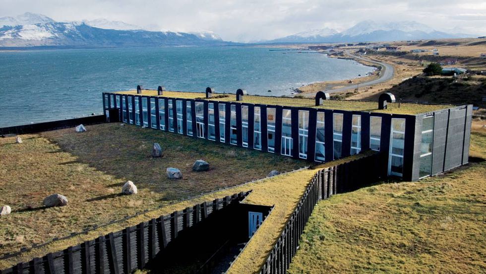 Ubicado a las afueras de Puerto Natales, en dirección al Parque Nacional de las Torres del Paine, las habitaciones del Hotel Remota ( www.remota.cl ), diseñado por Germán del Sol ( www.germandelsol.cl ), se reparten en tres edificios de diferentes alturas, conectados por corredores integrados en el paisaje circundante, y aislados de los rigores climatológicos de la Patagonia chilena.