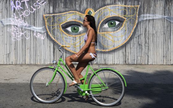 Historias De Venice Beach El Viajero PaÍs Una Chica Montando En Bicicleta El Ocean Front Walk De Venice Beach Los
