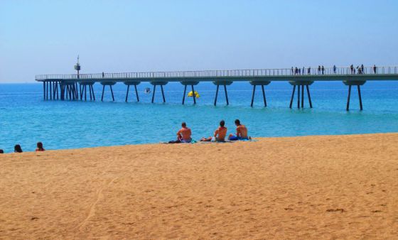 Resultat d'imatges de platja de badalona