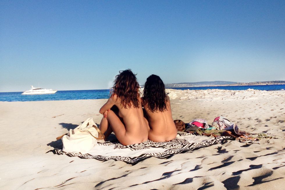 dones naturistes a la platja de ses Illetes, a Formentera (Illes Balears). 