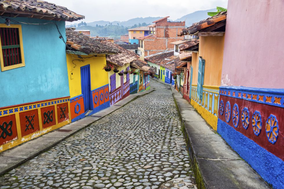Casa colombiana com portas coloridas em uma cidade nas montanhas