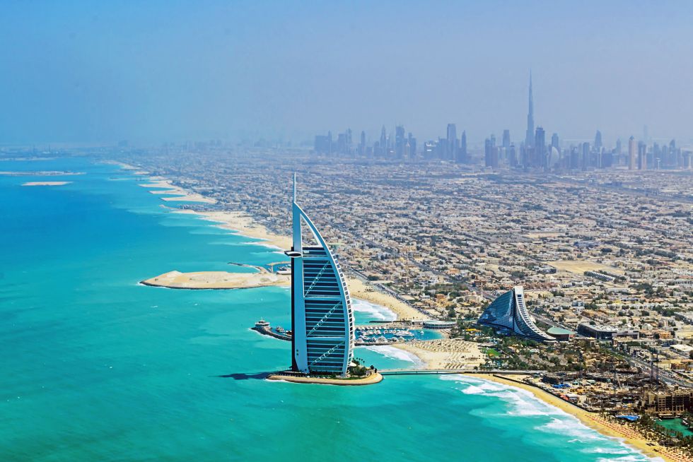 Símbolo de los años de prosperidad de Dubái, la silueta del emblemático hotel Burj Al Arab (en la foto), que evoca la vela de un 'dhow', barco árabe tradicional, representa el summun de la experiencia de lujo. Levantado en una isla artificial, tiene su propio helipuerto y una flota de limusinas Rolls Royce con chófer a su disposición.