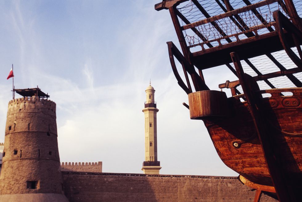 Para comprender la curiosa (y reciente) historia del país, merece la pena visitar el Museo de Dubái, instalado en el fuerte Al Fahidi, la estructura más antigua de la ciudad. Ofrece una excelente visión de la transformación estratosférica que ha experimentado Dubái en pocos años: de una perdida aldea beduina a un centro mundial del comercio y el turismo.